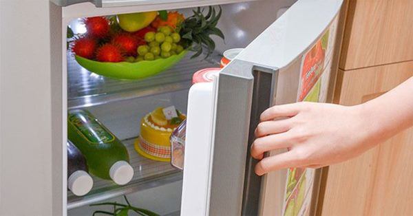 hạn chế tối đa việc mở cửa tủ lạnh